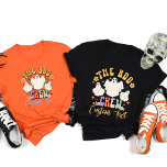 Camiseta Equipo de abucheos personalizado coincidiendo con<br><div class="desc">Únete a la diversión de esta Halloween con nuestra camiseta de amigo de Halloween que coincide con nuestro equipo personalizado. Perfecto para grupos de amigos, familias o cualquier equipo amante de Halloween, estos camisetas personalizados le traen un espíritu festivo y lúdico a sus celebraciones. Con un delicioso diseño de "Boo...</div>