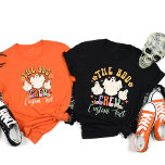Camiseta Equipo de abucheos personalizado coincidiendo con<br><div class="desc">Entra en el espíritu de Halloween con nuestra camiseta de amigo de Halloween Retro Personalizada, perfecta para añadir un toque de encanto vintage a tus festividades. Estos camisetas personalizados de Halloween presentan un diseño lúdico y nostálgico, lo que los hace una elección destacada para grupos que buscan celebrar juntos. Personalice...</div>