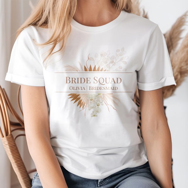 Camiseta Equipo de Novia Orquídea de Pampas de Terracota Bo (Boho Terracotta Pampas Grass Orchid Bride Squad T-Shirt on a young blond woman.)