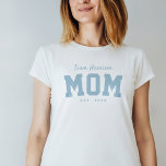 Camiseta Equipo mamá esporto simple azul personalizado<br><div class="desc">Diseñado para coordinar con la colección de ducha de bebé de Lea Delaveris Design, esta camiseta de mamá del equipo es un regalo perfecto para una madre o madre nueva. También es genial para usar en la ducha de bebé, este diseño de camisetas deportivo incluye un "nombre de equipo" en...</div>