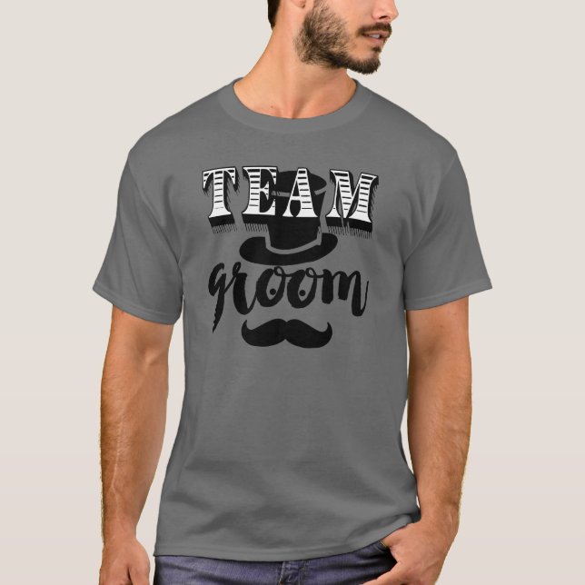 Camiseta Equipo Novio Mano Letreada Sombrero de Copa Bigote (Anverso)