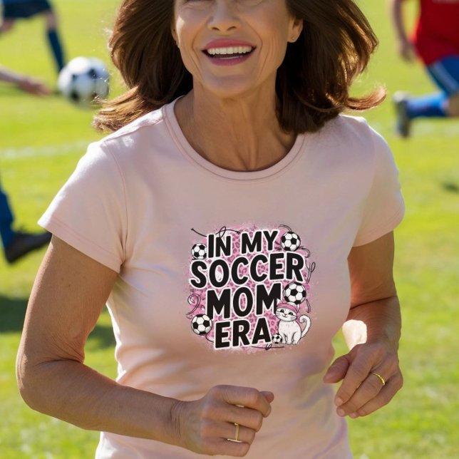 Camiseta Era de la mamá del gato del fútbol (Soccer Mom Era T-Shirt - Perfect for Cat-Loving Soccer Moms!)