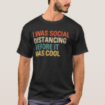 Camiseta Era Distancia Social Antes Que Guay<br><div class="desc">Divertido equipo de distanciamiento social para tímidos e introvertidos que aman acampar o caminar y lavar sus manos y regalo perfecto para Médicos,  enfermeras,  profesionales de la salud,  germofóbicos,  solteros,  amigos y familia como regalo de cumpleaños o navidades.</div>