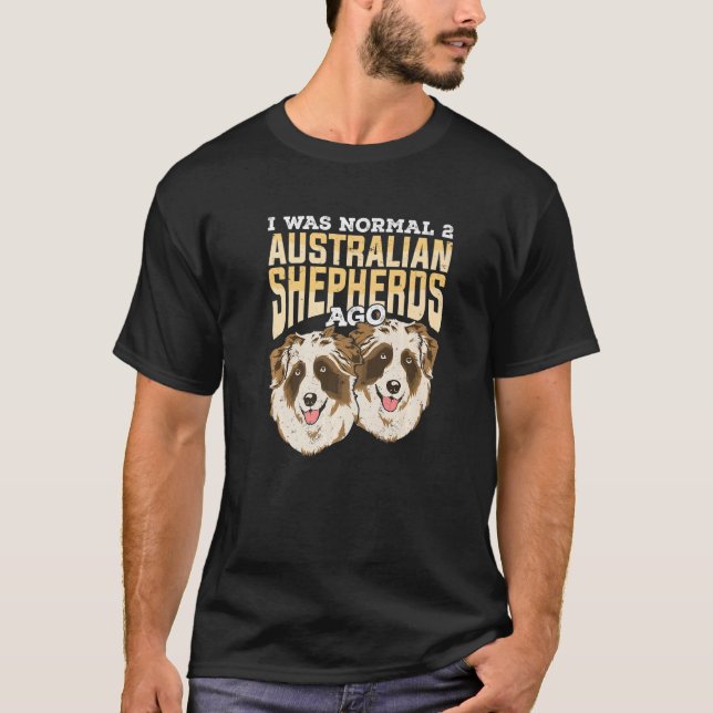 Camiseta Era Normal 2 Pastores Australianos Hace Premium (Anverso)