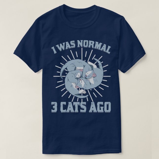 Camiseta Era Normal Hace 3 Gatos, Regalo De Amante Animal (Diseño del anverso)
