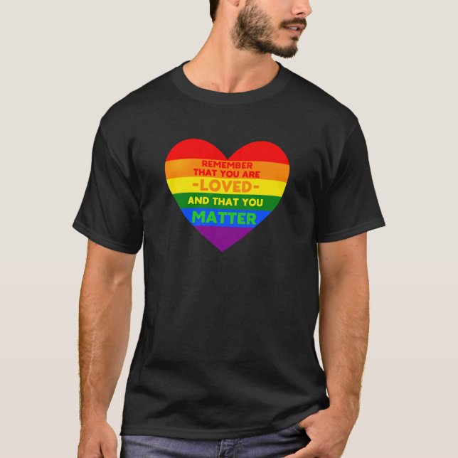 Camiseta Eres amado, asunto (corazón de la bandera LGBT) (Anverso)