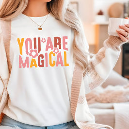 Camiseta Eres Magnífica Tipografía De Flores Retro Groovy