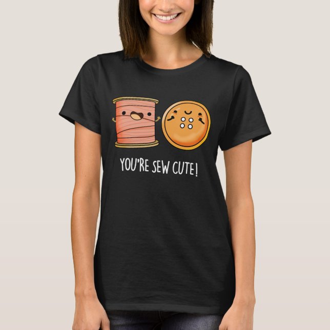 Camiseta Eres Sew Cute Scoser Pun Dark BG (Anverso)