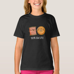 Camiseta Eres Sew Cute Scoser Pun Dark BG