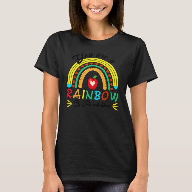 Camiseta Eres un arcoíris de posibilidades de enseñanza  En (Anverso)