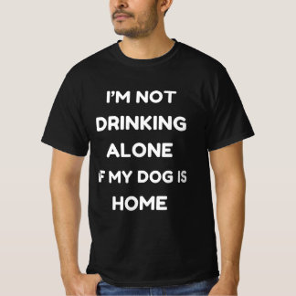 Camiseta Es curioso que no esté bebiendo solo si mi perro e