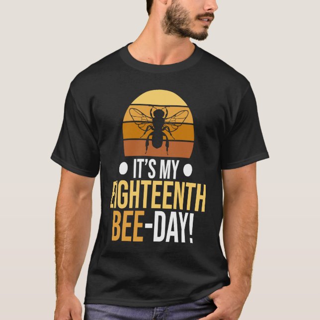 Camiseta Es el 18º Día de la Abeja de Beekeepin Apiario (Anverso)