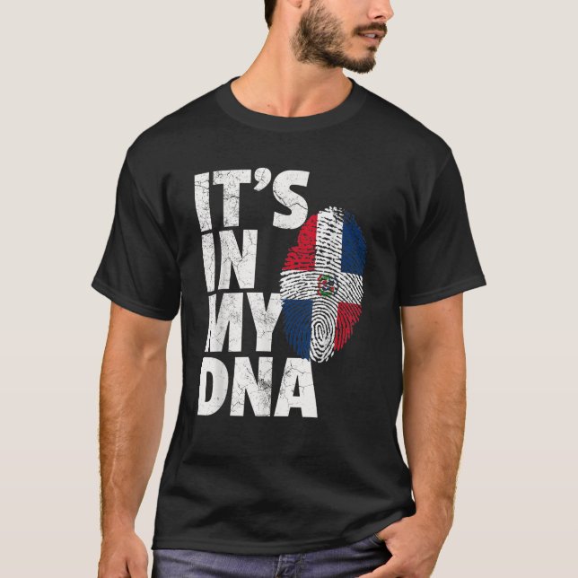 Camiseta ES EN MI ADN Bandera República Dominicana Hombres  (Anverso)