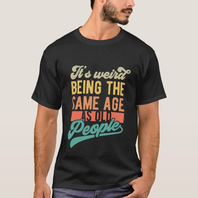 Camiseta Es extraño ser gracioso de la misma edad (Anverso)