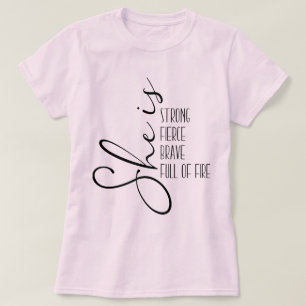 Camiseta Es fuerte y valiente, llena de fuego