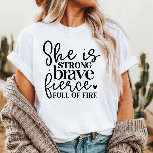 Camiseta Es fuerte y valiente, llena de fuego (Subido por el creador)