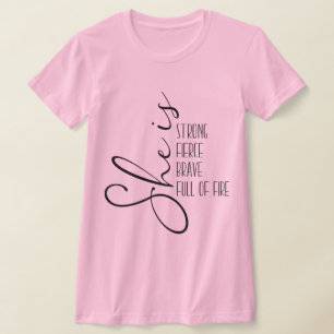 Camiseta Es fuerte y valiente, llena de fuego