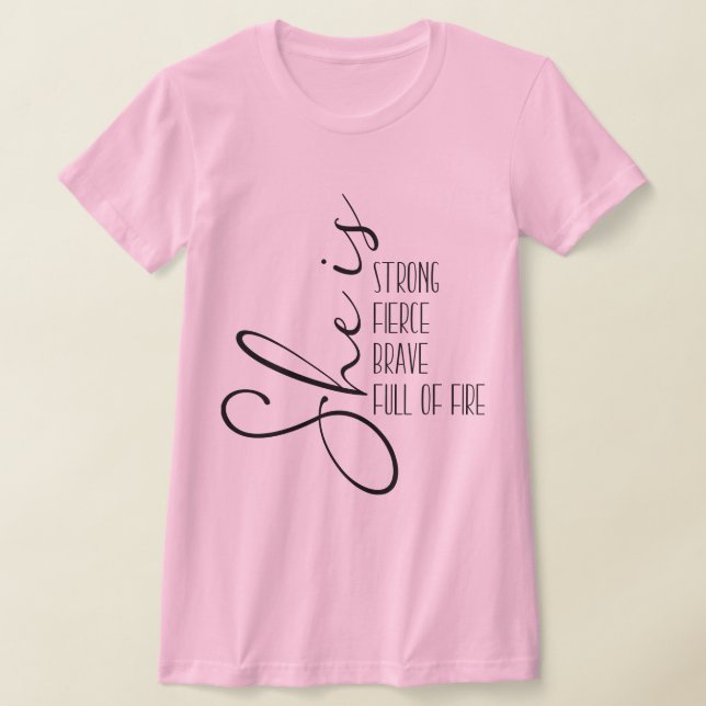 Camiseta Es fuerte y valiente, llena de fuego (Distribución)