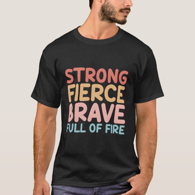 Camiseta Es Fuertemente Feroz Valiente Llena De Fuego Fuert (Anverso)