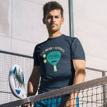 Camiseta Es gracioso el tenis en la ciencia del raqueta<br><div class="desc">Muestra tu amor por jugar padel con este divertido juego gráfico. Presenta el eslogan IT IS RACKET SCIENCE en letras crema y verde azulada encima de un ilustracion de raqueta de tenis de padel y pelotas.</div>