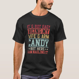 Camiseta Es gracioso no ser fácil el brazo de mi esposa Can