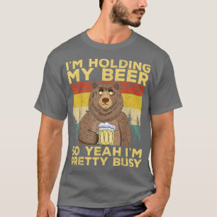 Camiseta Es gracioso que esté aguantando mi cerveza así que