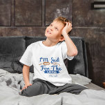Camiseta Es gracioso que esté aquí por los latkes Happy Han<br><div class="desc">Prepárate para un serio amor latke con nuestra divertidísima camiseta para niños de "Estoy aquí por los latkes". Este té es el atuendo perfecto para las festividades de Hanukkah de tu pequeña. Con la ingeniosa cita en los colores azul y marrón de Hanukkah, es un giro juguetón en el espíritu...</div>