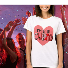 Camiseta Es gracioso que esté con el Corazón Rosa Cupido Re