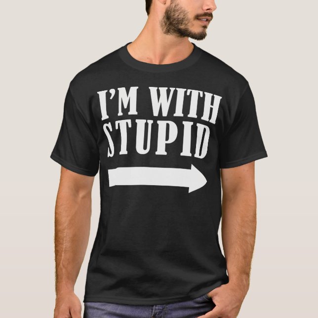 Camiseta Es Gracioso Que Estoy Con El Estúpido Regalo De Na (Anverso)