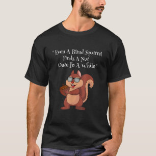 Camiseta Es Gracioso Que Incluso Una Ardilla Ciega Encuentr
