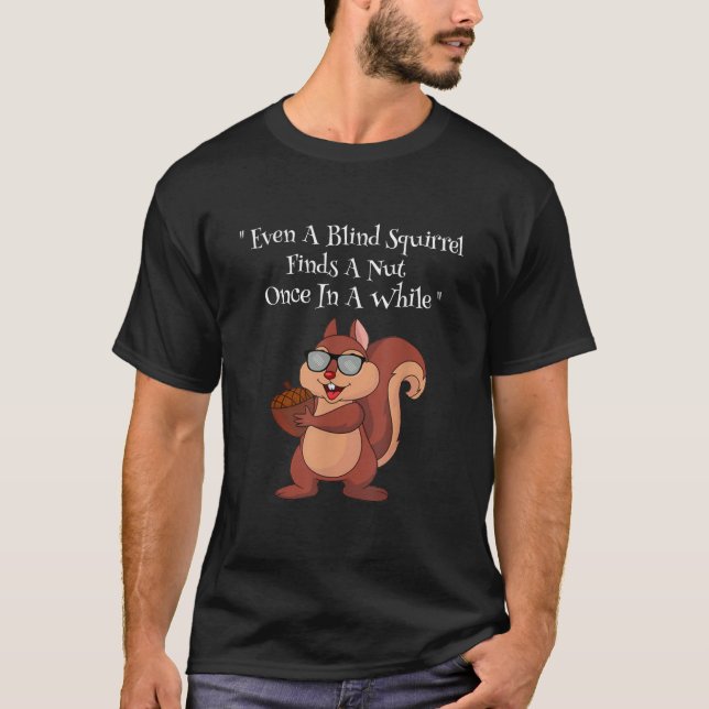 Camiseta Es Gracioso Que Incluso Una Ardilla Ciega Encuentr (Anverso)