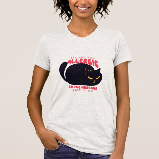 Camiseta Es gracioso que mi gato fuera alérgico, así que el (Anverso)