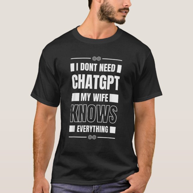 Camiseta Es gracioso que no necesite ChatGPT, mi esposa lo  (Anverso)