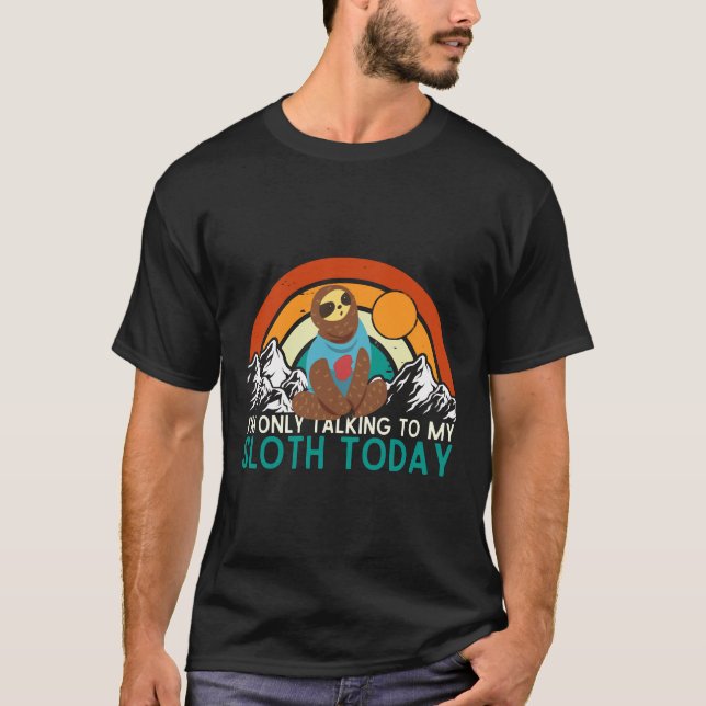 Camiseta Es Gracioso Que Sólo Esté Hablando Con Mi Eslogan  (Anverso)