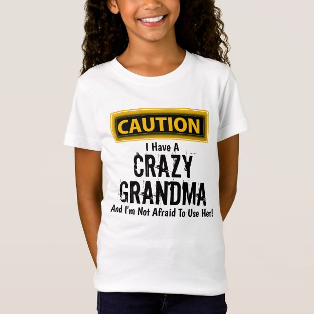 Camiseta Es gracioso que tenga una abuela loca (Anverso)