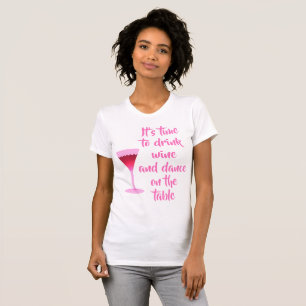 Camiseta Es hora de beber vino - letras rosas