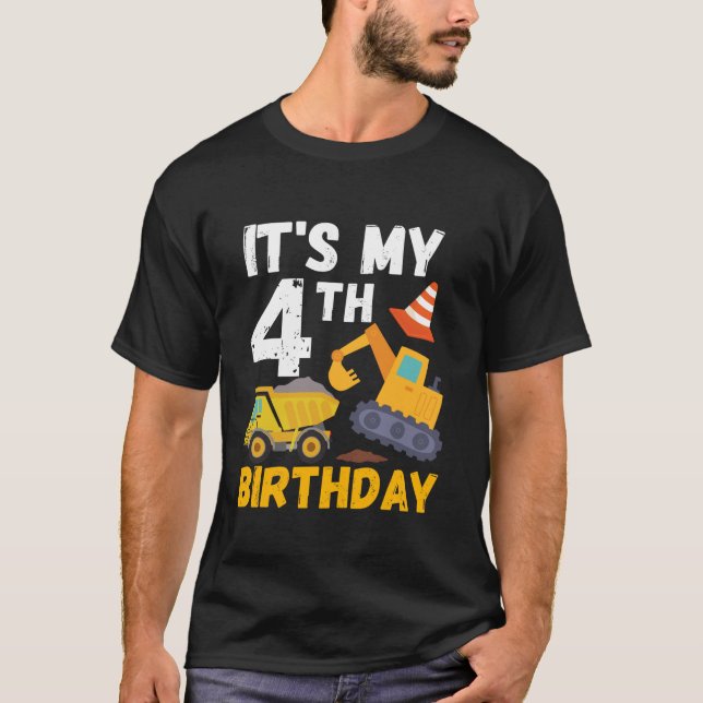 Camiseta Es mi cuarto cumpleaños construcciones camionetas  (Anverso)