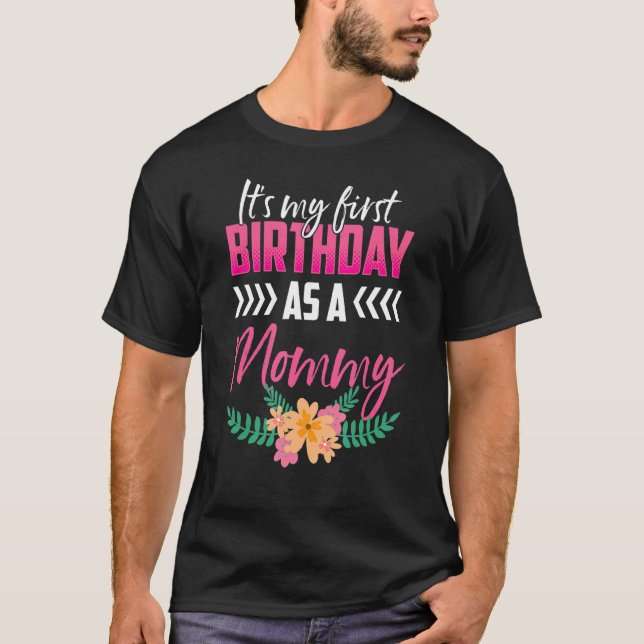 Camiseta Es mi primer cumpleaños como mami celebra a Fiesta (Anverso)