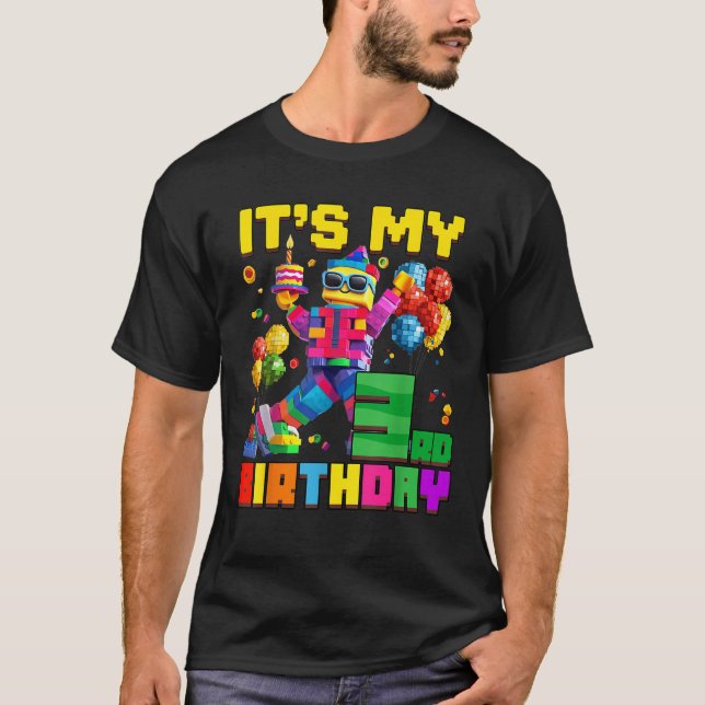 Camiseta Es mi tercer tercer cumpleaños, edificio ladrillo  (Anverso)