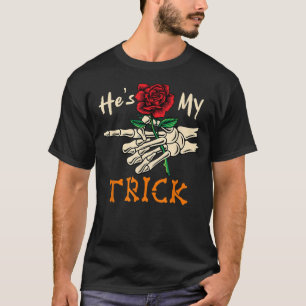 Camiseta Es Mi Trick Halloween Skeleton Hand Holding Flo