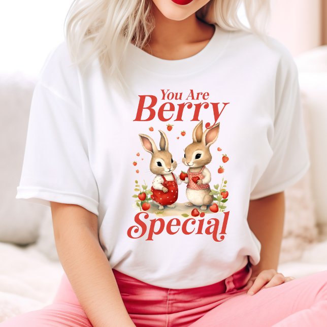 Camiseta Es Muy Agradable Y Moderno. (Cute And Trendy You Are Berry Special Bunny T-Shirt)
