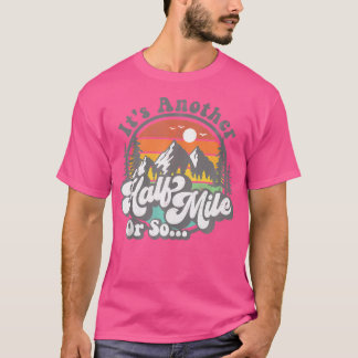 Camiseta Es Otra Caminata De Camping A Una Media Kilómetro