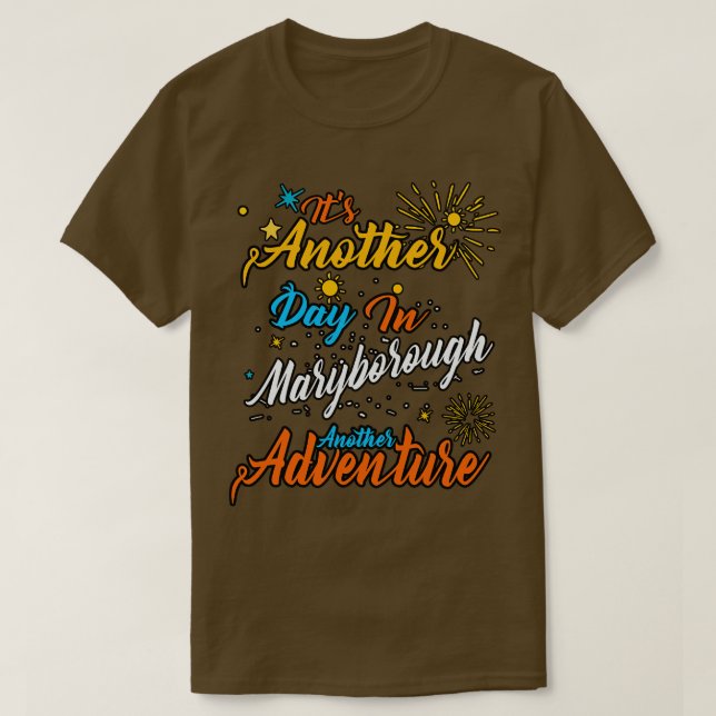 Camiseta Es otro día en Maryborough otra aventura (Diseño del anverso)
