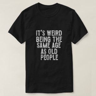Camiseta Es raro ser de la misma edad que la gente mayor es