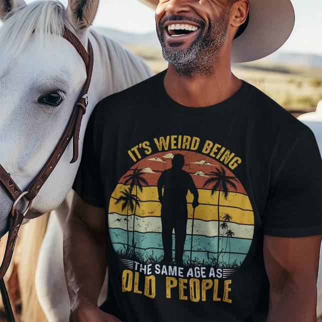 Camiseta Es raro ser de la misma edad que los ancianos (Subido por el creador)