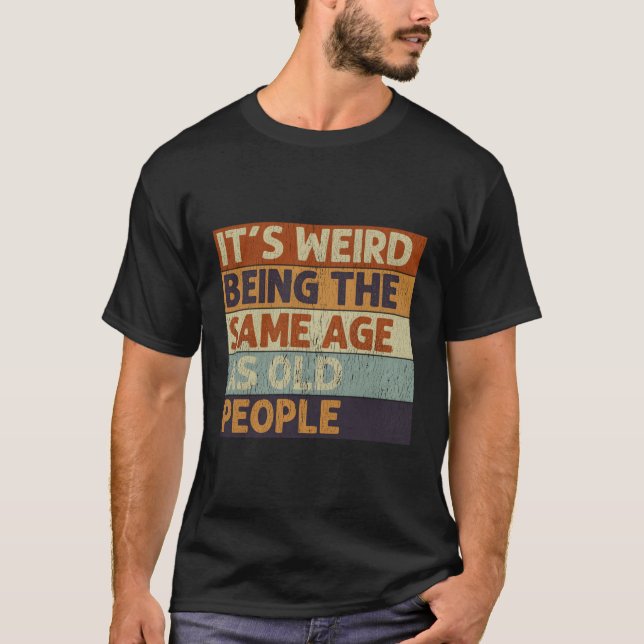 Camiseta Es Raro Ser De La Misma Edad Que Los Mayores. (Anverso)