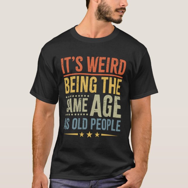 Camiseta Es Raro Ser De La Misma Edad Que Los Mayores. (Anverso)