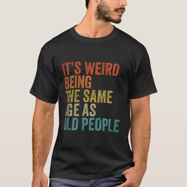 Camiseta Es Raro Ser De La Misma Edad Que Los Mayores. (Anverso)