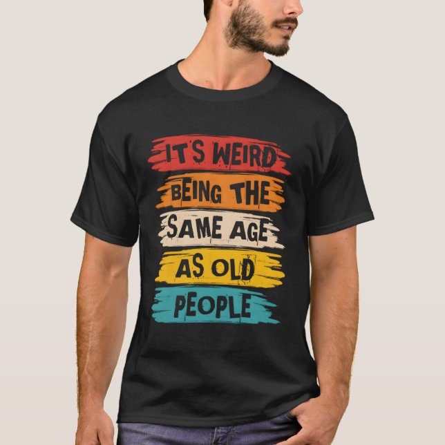 Camiseta Es Raro Ser De La Misma Edad Que Los Mayores. (Anverso)