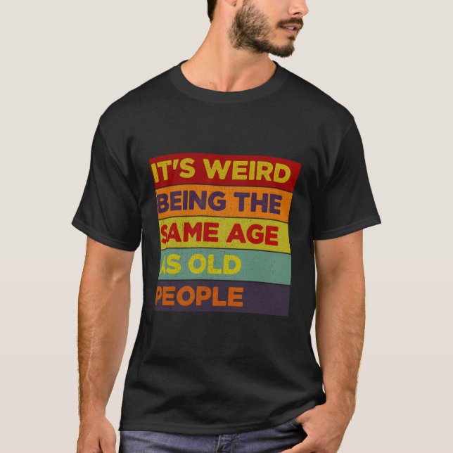 Camiseta Es Raro Ser De La Misma Edad Que Los Mayores. (Anverso)